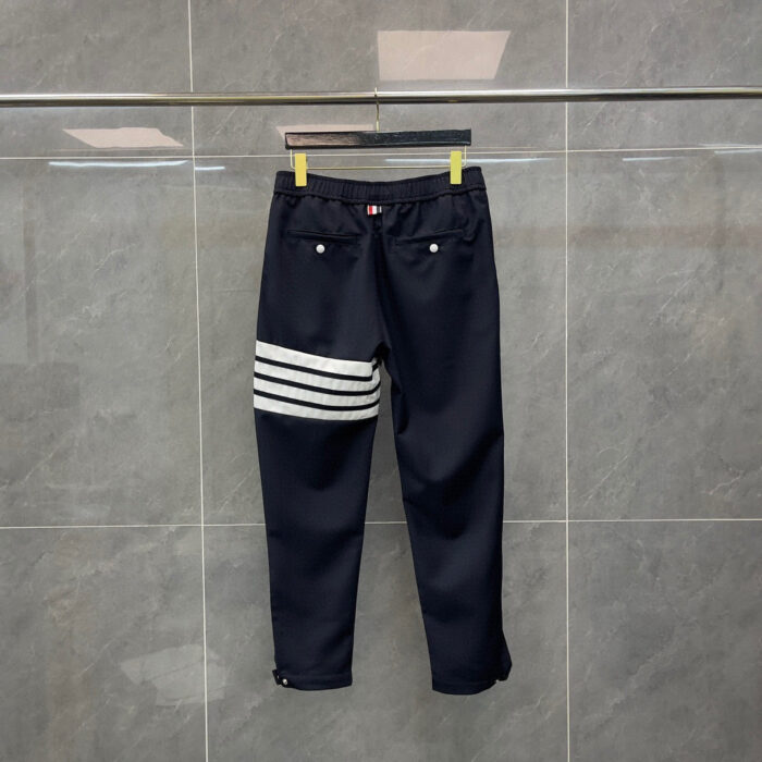 Pantaloni sportivi navy con strisce bianche, bottoni e taglio moderno, versatili e comodi.