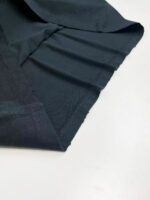 Tessuto nero elegante con pleated, riflessi sottili e rifinito con cura.