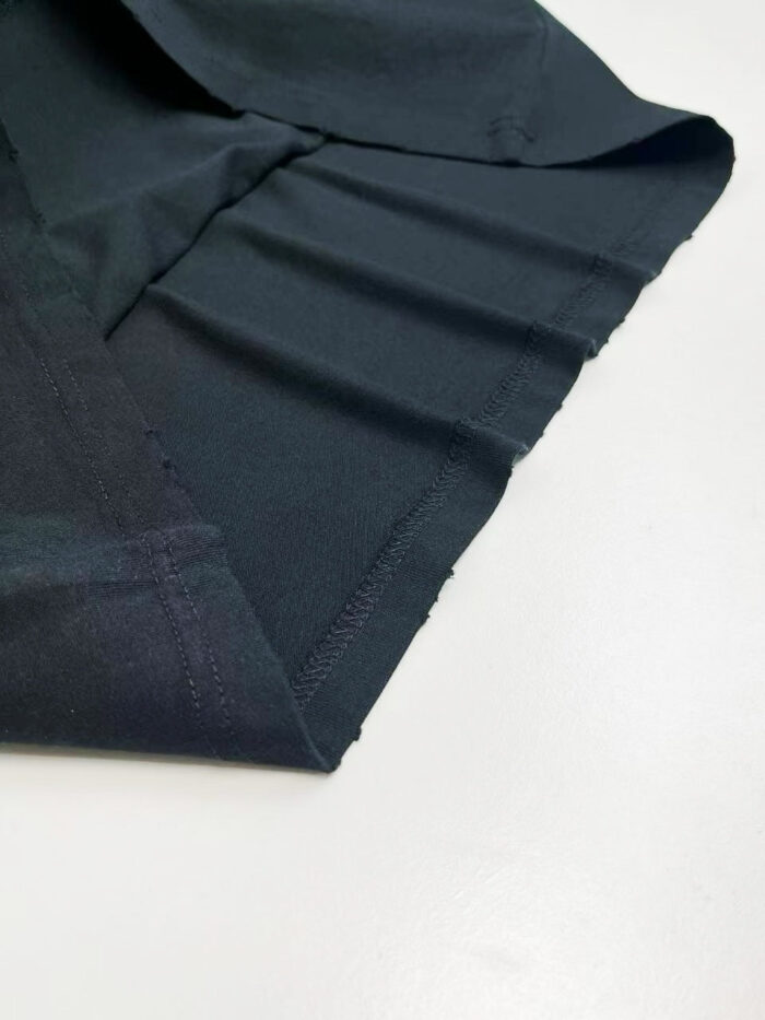 Tessuto nero elegante con pleated, riflessi sottili e rifinito con cura.