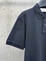 Maglietta polo nera casual uomo in cotone con colletto e bottoni, stile urbano e versatile.