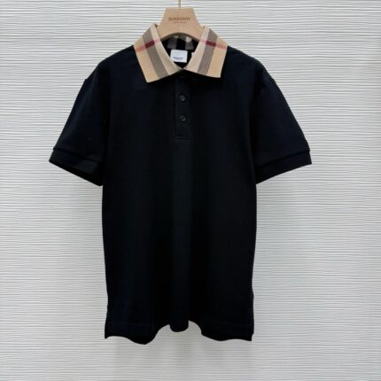Poloshirt nero con colletto checkered beige e rosso, stile elegante e versatile.