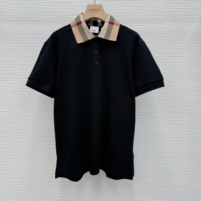 Poloshirt nero con colletto checkered beige e rosso, stile elegante e versatile.