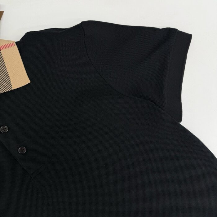 Polo nera moderna con colletto a pattern, stile elegante e versatile, ottima per ogni occasione.