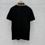 Maglietta polo nera con colletto a quadri beige e bianco, stile casual elegante.