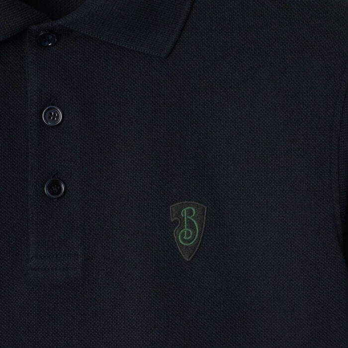 Polo navy con logo verde, tessuto a trama e dettagli classici, perfetta per ogni occasione.