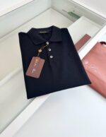 Maglietta polo nera elegante con etichetta e dettagli di stile sofisticato.
