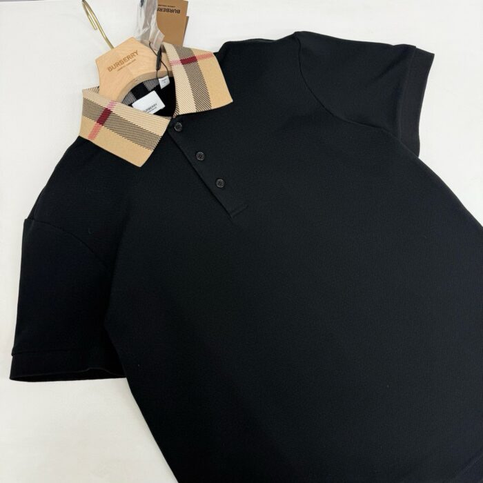 Polo nera con colletto checkered beige, elegante, versatile e di alta qualità.