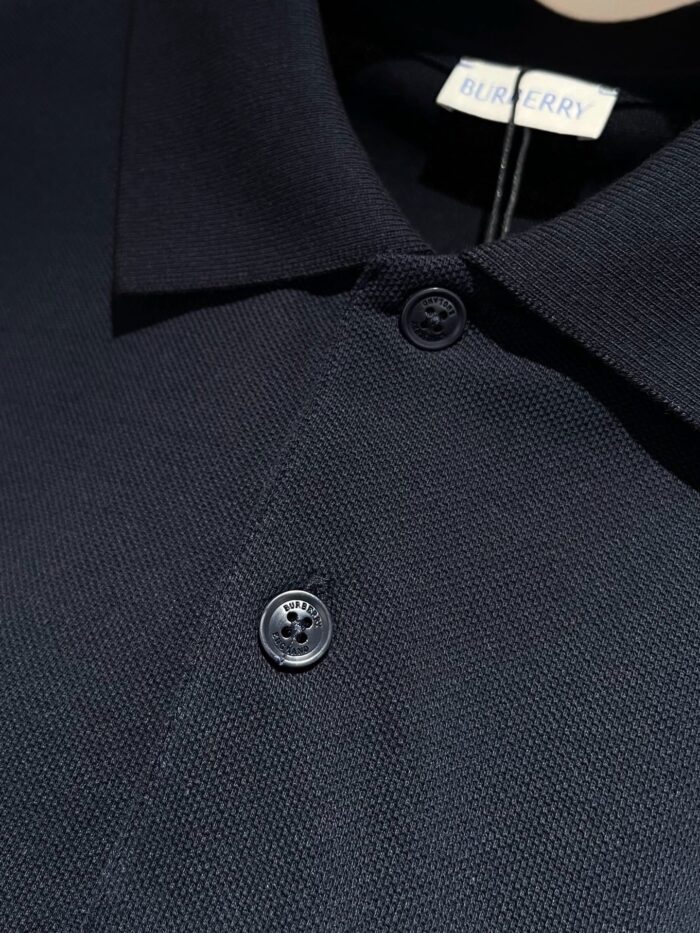 Maglietta polo blu navy di alta qualità con bottoni lucidi e colletto classico elegante.