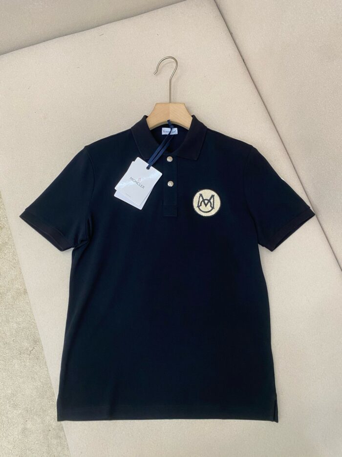 Maglietta polo nera elegante con logo circolare, in cotone di alta qualità, ideale per uno stile raffinato.