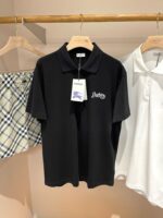 Vetrina con polo nera e bianca e shorts a quadri, abbigliamento casual elegante e versatile.