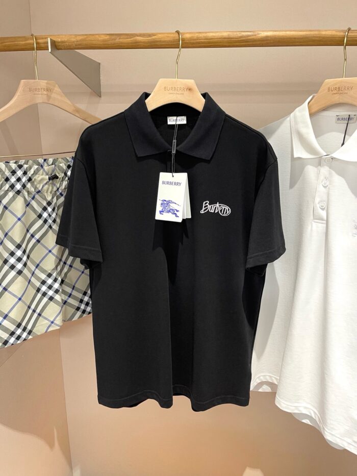 Vetrina con polo nera e bianca e shorts a quadri, abbigliamento casual elegante e versatile.