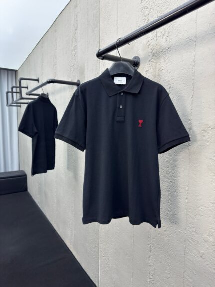 Polo nera minimalista con logo rosso, stile casual elegante, ottima per ogni occasione.