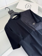 Maglietta nera di lusso con logo discreto e dettagli eleganti, perfetta per uno stile raffinato.