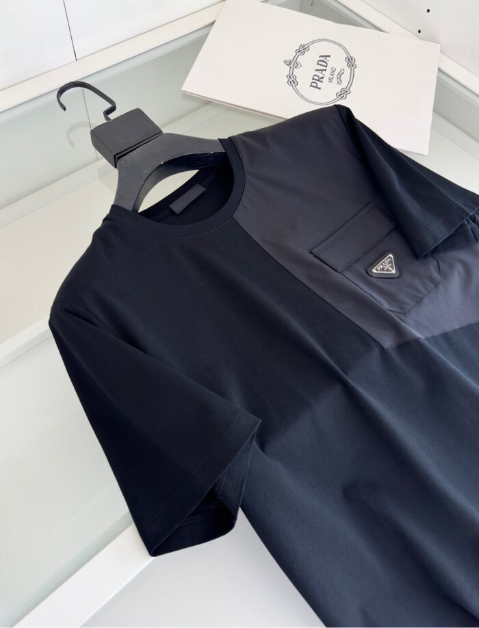 Maglietta nera di lusso con logo discreto e dettagli eleganti, perfetta per uno stile raffinato.