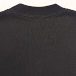 Maglietta nera a costine con collo giro classico e tessuto resistente, ideale per uno stile casual.