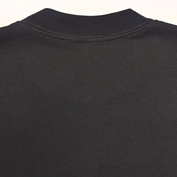 Maglietta nera a costine con collo giro classico e tessuto resistente, ideale per uno stile casual.