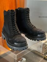 Stivali neri robusti con suola antiscivolo, supporto alto e design urbano resistente.