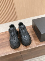 Sneakers nere robuste con suola antiscivolo, stile urbano e resistente su superficie in legno.