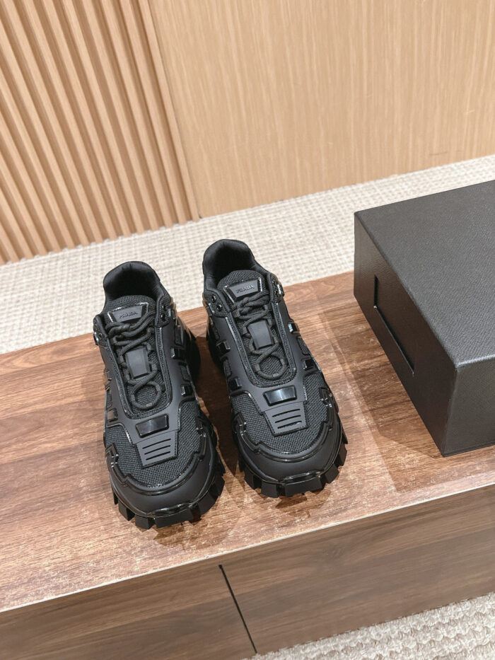 Sneakers nere robuste con suola antiscivolo, stile urbano e resistente su superficie in legno.