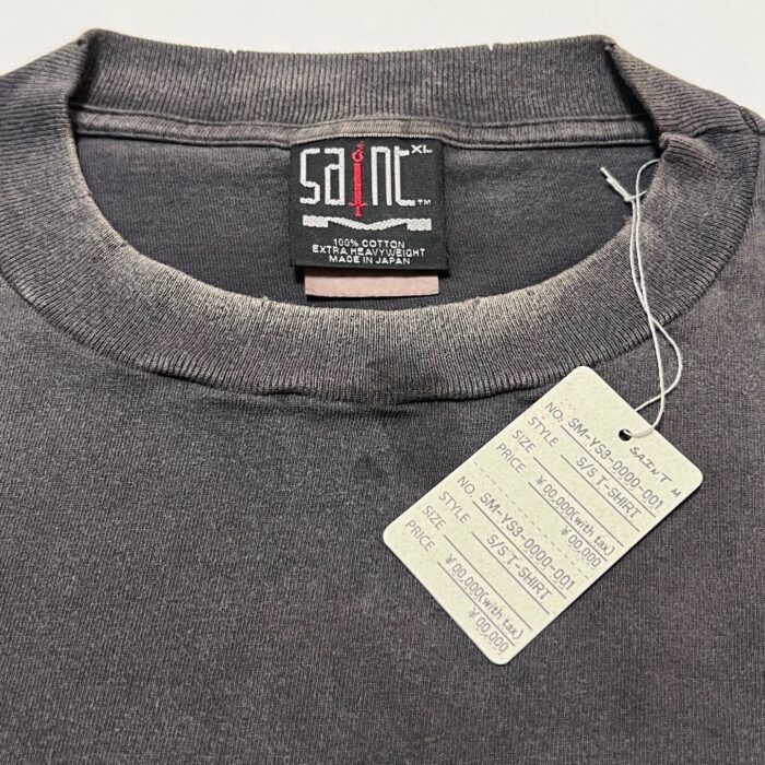 Maglietta nera in cotone con etichetta XL, stile casual e comfort moderno.