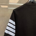 Maglietta nera casual con dettagli di strisce bianche sportive su manica.