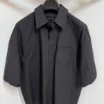Camicia nera maniche corte minimalista, elegante e versatile, perfetta per ogni occasione.