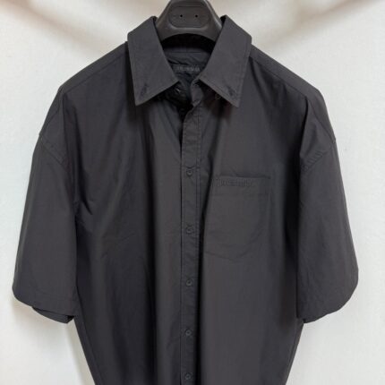 Camicia nera maniche corte minimalista, elegante e versatile, perfetta per ogni occasione.
