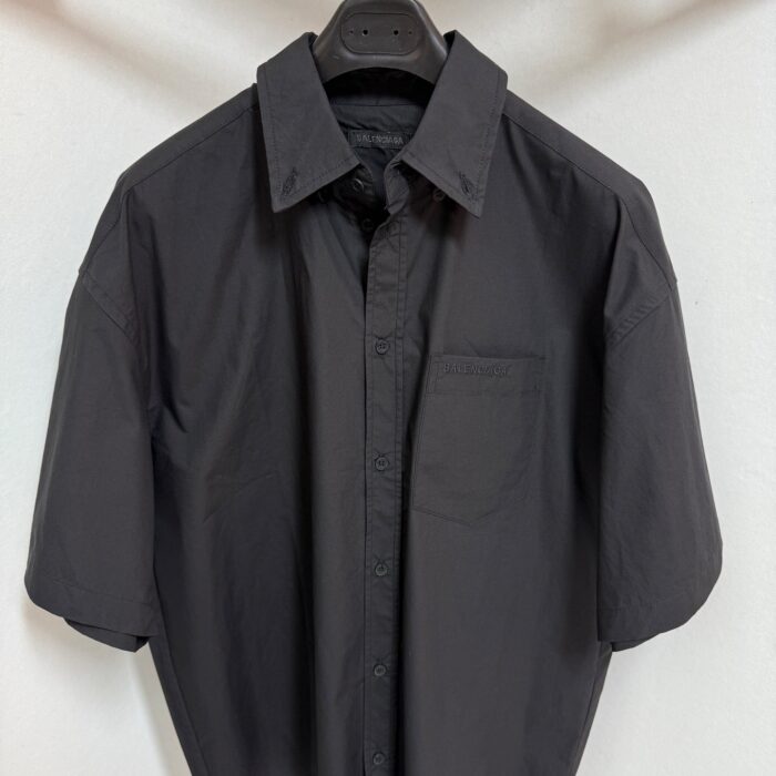 Camicia nera maniche corte minimalista, elegante e versatile, perfetta per ogni occasione.