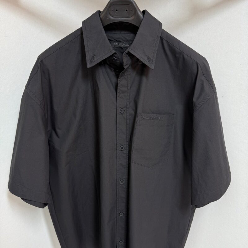 Camicia nera maniche corte minimalista, elegante e versatile, perfetta per ogni occasione.
