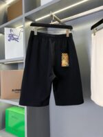 Shorts neri moderni con tasca laterale colorata, idea casual e di stile per l’estate.