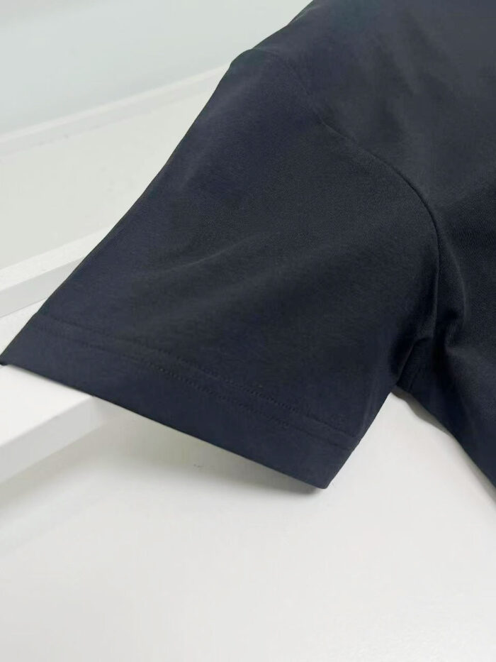 Manica nera in tessuto minimalista e elegante, perfetta per uno stile versatile e moderno.