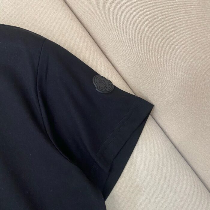 Maglietta nera minimalista con logo sottile, stile elegante e tessuto morbido.