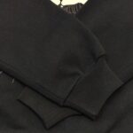 Maniche nere in cotone morbido, stile casual e moderno con polsini a costina.