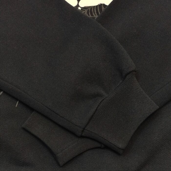 Maniche nere in cotone morbido, stile casual e moderno con polsini a costina.