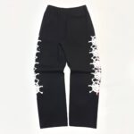 Pantaloni slim neri con dettagli in pizzo bianco e cintura elastica, stile moderno e versatile.