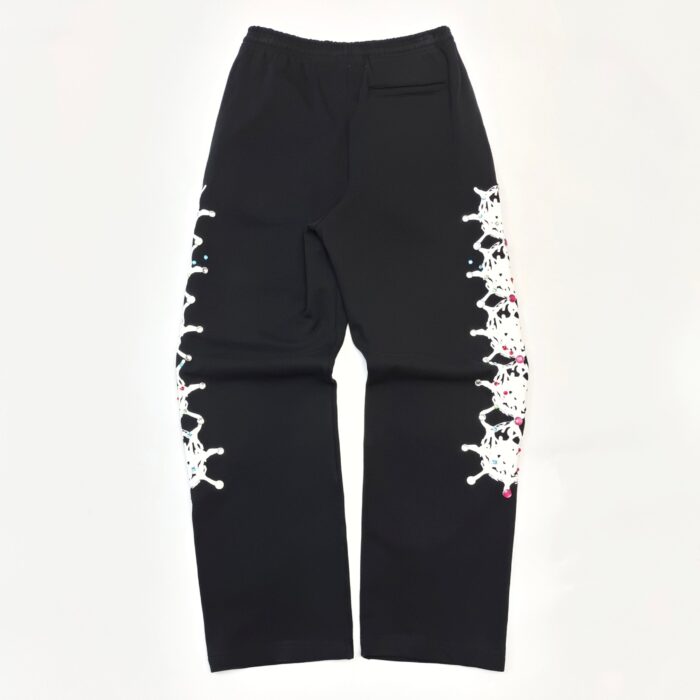 Pantaloni slim neri con dettagli in pizzo bianco e cintura elastica, stile moderno e versatile.