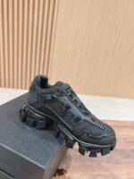 Sneaker nera moderna con suola tattica e design trendy, perfetta per stile urbano e casual.