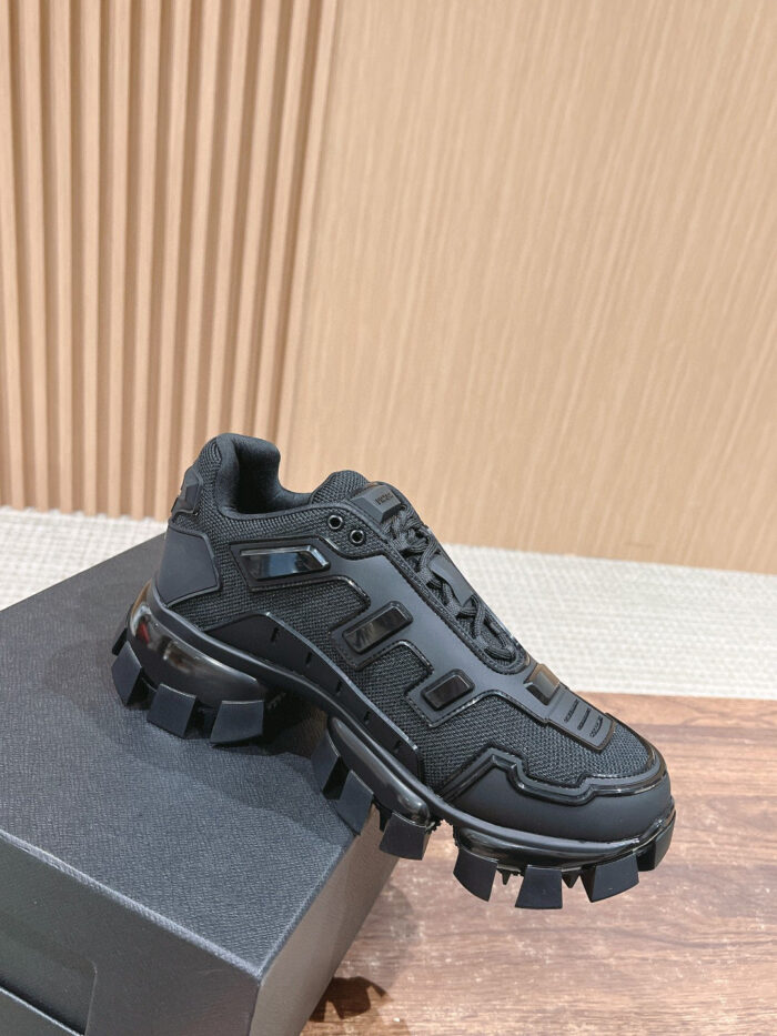 Sneaker nera moderna con suola tattica e design trendy, perfetta per stile urbano e casual.