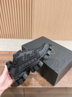 Sneaker nera moderna con suola spessa e design urbano, ideale per stile e comfort quotidiano.
