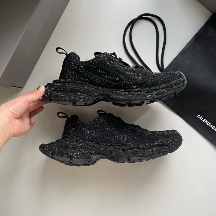 Sneakers nere di lusso con borsa urbana raffinata, stile moderno, comode e di alto design.