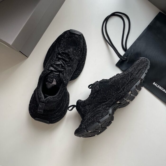 Sneakers nere di design con borsa minimalista, stile urbano e dettagli moderni ed eleganti.