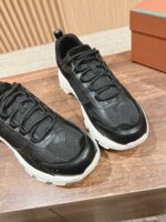 Sneakers nere moderne con suola bianca, dettagli in pelle e mesh, stile versatile per ogni look.