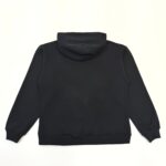 Felpa nera semplice con cappuccio, ideale per uno stile casual e moderno.