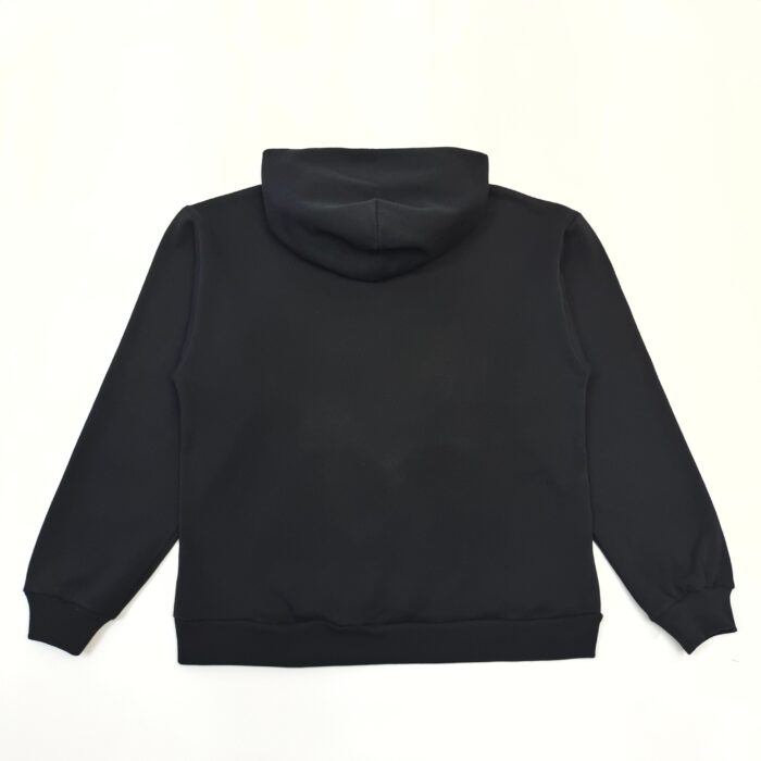 Felpa nera semplice con cappuccio, ideale per uno stile casual e moderno.