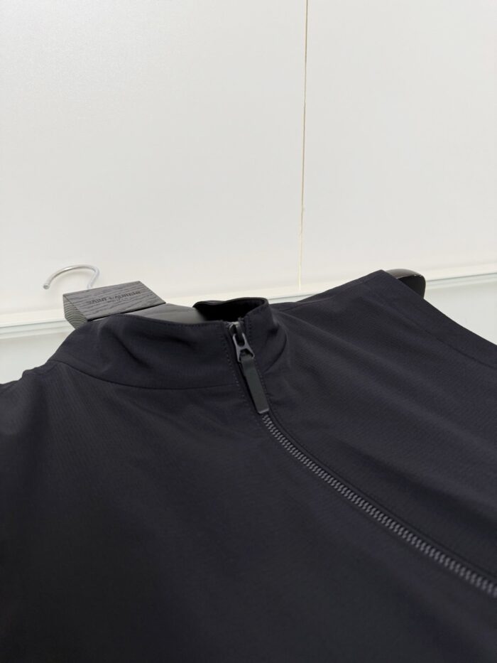 Giacca sportiva nera con zip, collo alto, ideale per attività e look casual.