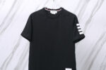 Maglietta nera casual sportiva con dettagli bianchi e rosati, perfetta per look sporty e stilosi.