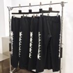 Pantaloni neri sportivi con stampa di gatti, stile athleisure, comodi e moderni.