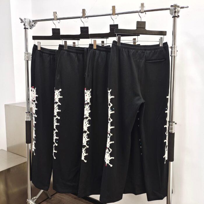 Pantaloni neri sportivi con stampa di gatti, stile athleisure, comodi e moderni.