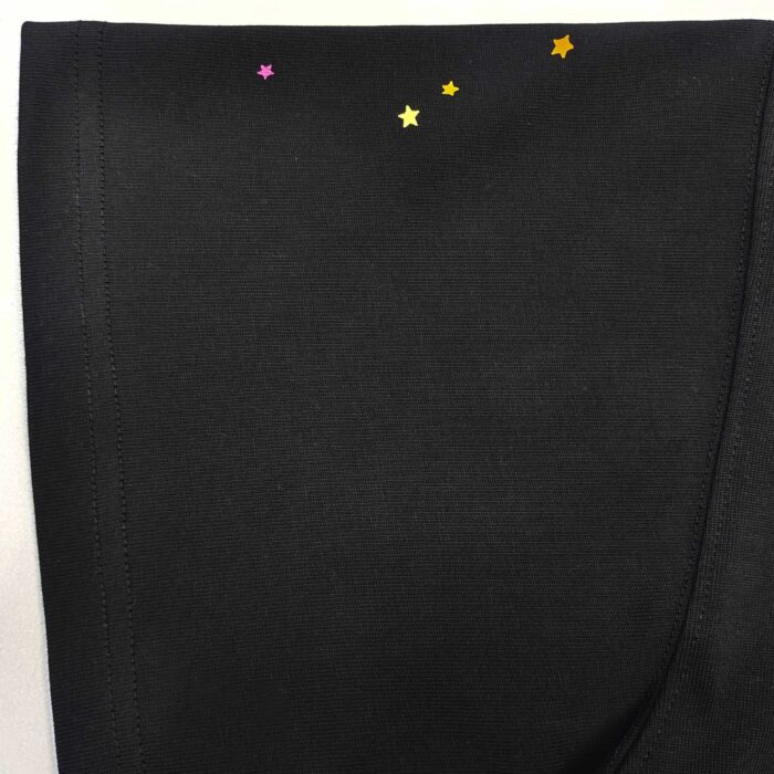 Leggings neri con stelle colorate, design divertente, comodi e perfetti per uno stile casual.
