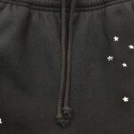 Pantaloni casual neri con stelle bianche, comodi e regolabili per il tempo libero — ideali relax.